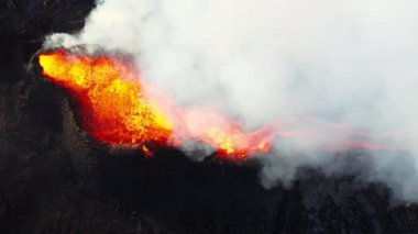 Volkan Patlaması, Kraterden Gelen Sıcak Kırmızı Lavlar, İnanılmaz Doğal Fenomen, İzlanda 'daki Olağanüstü Dramatik Sahne. 4k