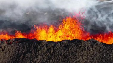 Volkan Patlaması, Kraterden Gelen Sıcak Kırmızı Lavlar, İnanılmaz Doğal Fenomen, İzlanda 'daki Olağanüstü Dramatik Sahne. 4k
