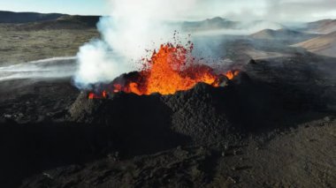 Volkan patlaması, İzlanda 'da yerden kızgın lav püskürmesi, insansız hava aracı aktif volkanik kraterin üzerinde uçması. Litli Hrutur Patlaması 2023. Yüksek kalite 4k görüntü