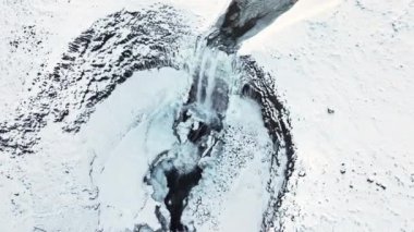 Kışın donmuş şelale, kar ve buzun büyülü bir yeri, büyük bir akıntısı olan saf buzul suyu. Yüksek kalite 4k görüntü