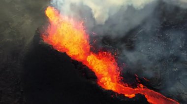 Volkan Patlaması, Kraterden Gelen Sıcak Kırmızı Lavlar, İnanılmaz Doğal Fenomen, İzlanda 'daki Olağanüstü Dramatik Sahne. 4k