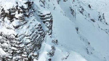 Dik tepeler buz ve karla kaplıdır ve vadiler bulutlar ve sisle örtülüdür. Yüksek kalite 4k görüntü