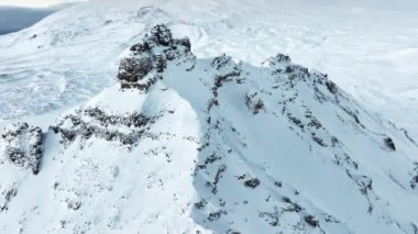 Dik tepeler buz ve karla kaplıdır ve vadiler bulutlar ve sisle örtülüdür. Yüksek kalite 4k görüntü