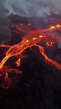 Volkan Patlaması, Kraterden Gelen Sıcak Kırmızı Lavlar, İnanılmaz Doğal Fenomen, İzlanda 'daki Olağanüstü Dramatik Sahne. 4k