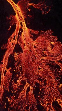 Volkan Patlaması, Kraterden Gelen Sıcak Kırmızı Lavlar, İnanılmaz Doğal Fenomen, İzlanda 'daki Olağanüstü Dramatik Sahne. 4k