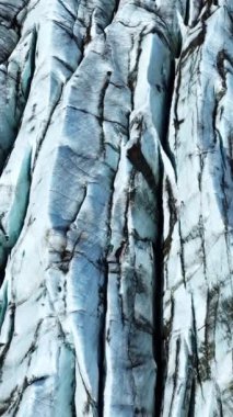 İzlanda 'daki Vatnajokull Buzulu. Saf mavi buz, kış manzaralı hava manzaralı 4k. Avrupa 'nın en büyük buzulu. Popüler turistik cazibe, eriyen buzullar. Sosyal medya için çekim.