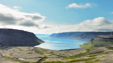 İzlanda 'daki dağlık arazi, güzel volkanik dağ, alışılmadık doğa manzarası. Yeşil yosunlu siyah tepeler. 4k
