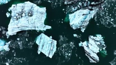 Okyanusta buzdağı, dalgalarda yüzen dev mavi buzullar, İzlanda 'da kutup doğası. Yüksek kalite 4k görüntü