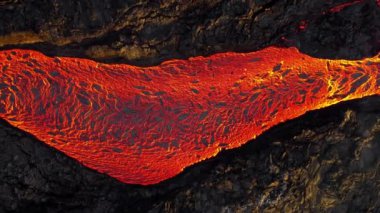 Volkan patlaması, İzlanda 'da yerden kızgın lav püskürmesi, insansız hava aracı magma nehrinin üzerinde uçması. Litli Hrutur Patlaması 2023. Yüksek kalite 4k görüntü