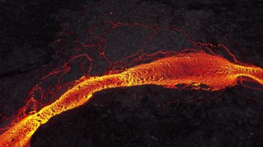 İzlanda 'da yanardağ patlaması, akışkan kırmızı lav nehri, inanılmaz doğa fenomeni, Reykjanes yarımadasında Litli Hrutur volkanik patlamasının muhteşem havası. Yüksek kalite 4k görüntü