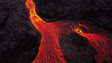 İzlanda 'da yanardağ patlaması, akışkan kırmızı lav nehri, inanılmaz doğa fenomeni, Reykjanes yarımadasında Litli Hrutur volkanik patlamasının muhteşem havası. Yüksek kalite 4k görüntü