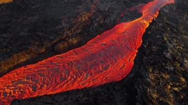 İzlanda 'da yanardağ patlaması, akışkan kırmızı lav nehri, inanılmaz doğa fenomeni, Reykjanes yarımadasında Litli Hrutur volkanik patlamasının muhteşem havası. Yüksek kalite 4k görüntü