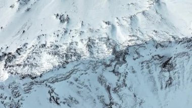 Dik tepeler buz ve karla kaplıdır ve vadiler bulutlar ve sisle örtülüdür. Yüksek kalite 4k görüntü