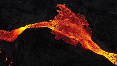 Volkan Patlaması, Kraterden Gelen Sıcak Kırmızı Lavlar, İnanılmaz Doğal Fenomen, İzlanda 'daki Olağanüstü Dramatik Sahne. 4k