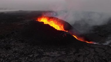 Volkan Patlaması, Kraterden Gelen Sıcak Kırmızı Lavlar, İnanılmaz Doğal Fenomen, İzlanda 'daki Olağanüstü Dramatik Sahne. 4k