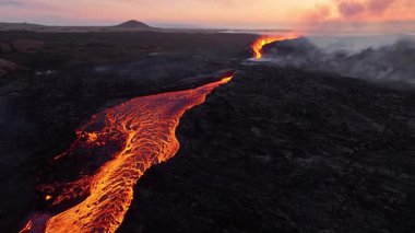 Volkan Patlaması, Kraterden Gelen Sıcak Kırmızı Lavlar, İnanılmaz Doğal Fenomen, İzlanda 'daki Olağanüstü Dramatik Sahne. 4k