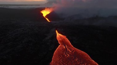 Volkan Patlaması, Kraterden Gelen Sıcak Kırmızı Lavlar, İnanılmaz Doğal Fenomen, İzlanda 'daki Olağanüstü Dramatik Sahne. 4k