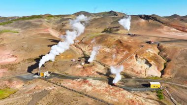 İzlanda 'da Resimli Volkanik Manzarada Çalışan Modern Jeotermal Enerji Santrali Sıcak Beyaz Buhar Dumanı Yenilenebilir Pipes Yeşil Enerji Hava Görünümünden Gelmektedir. Yüksek kalite 4k