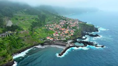 Dağlardaki Küçük Kasaba Lisesi, Yaz mevsiminde Yeşil Orman Köyü, Muhteşem Tropikal Doğa, Popüler Turist Bölgesi Drone 'undan Güzel Manzara. Madeira, Portekiz. Yüksek kalite 4k görüntü