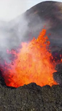 Volkan Patlaması, Kraterden Gelen Sıcak Kırmızı Lavlar, İnanılmaz Doğal Fenomen, İzlanda 'daki Olağanüstü Dramatik Sahne. 4k