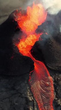 Volkan Patlaması, Kraterden Gelen Sıcak Kırmızı Lavlar, İnanılmaz Doğal Fenomen, İzlanda 'daki Olağanüstü Dramatik Sahne. 4k