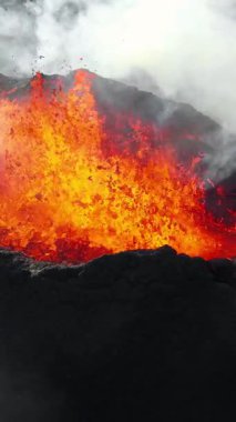 Volkan Patlaması, Kraterden Gelen Sıcak Kırmızı Lavlar, İnanılmaz Doğal Fenomen, İzlanda 'daki Olağanüstü Dramatik Sahne. 4k