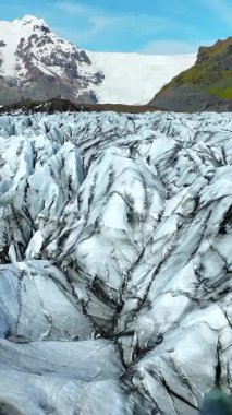 İzlanda 'daki Vatnajokull Buzulu. Saf mavi buz, kış manzaralı hava manzaralı 4k. Avrupa 'nın en büyük buzulu. Popüler turistik cazibe, eriyen buzullar. Sosyal medya için çekim.