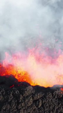 Volkan Patlaması, Kraterden Gelen Sıcak Kırmızı Lavlar, İnanılmaz Doğal Fenomen, İzlanda 'daki Olağanüstü Dramatik Sahne. 4k
