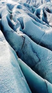 İzlanda 'daki Vatnajokull Buzulu. Saf mavi buz, kış manzaralı hava manzaralı 4k. Avrupa 'nın en büyük buzulu. Popüler turistik cazibe, eriyen buzullar. Sosyal medya için çekim.