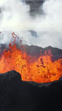 Volkan Patlaması, Kraterden Gelen Sıcak Kırmızı Lavlar, İnanılmaz Doğal Fenomen, İzlanda 'daki Olağanüstü Dramatik Sahne. 4k