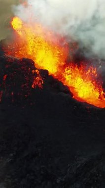 Volkan Patlaması, Kraterden Gelen Sıcak Kırmızı Lavlar, İnanılmaz Doğal Fenomen, İzlanda 'daki Olağanüstü Dramatik Sahne. 4k