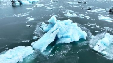 Buzul mavi buzun keskin buz sırtlarının, İzlanda 'nın buzul gölünün doğal manzarasının sinematik drone görüntüsü. Yüksek kalite 4k görüntü