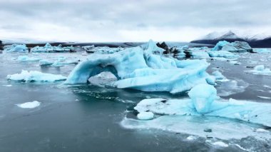 Buzul mavi buzun keskin buz sırtlarının, İzlanda 'nın buzul gölünün doğal manzarasının sinematik drone görüntüsü. Yüksek kalite 4k görüntü