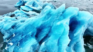 Buzul mavi buzun keskin buz sırtlarının, İzlanda 'nın buzul gölünün doğal manzarasının sinematik drone görüntüsü. Yüksek kalite 4k görüntü