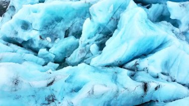 Buzul mavi buzun keskin buz sırtlarının, İzlanda 'nın buzul gölünün doğal manzarasının sinematik drone görüntüsü. Yüksek kalite 4k görüntü