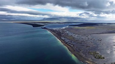 Kara Kum Volkanik Sahili 'nin çarpışan dalgalarla dolu havadan görüntüsü. Serene ve Tranquil Peyzaj. Yüksek kalite 4k görüntü