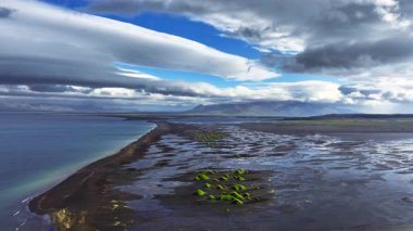 Kara Kum Volkanik Sahili 'nin çarpışan dalgalarla dolu havadan görüntüsü. Serene ve Tranquil Peyzaj. Yüksek kalite 4k görüntü