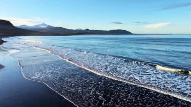 Kara Kum Volkanik Sahili 'nin çarpışan dalgalarla dolu havadan görüntüsü. Serene ve Tranquil Peyzaj. Yüksek kalite 4k görüntü