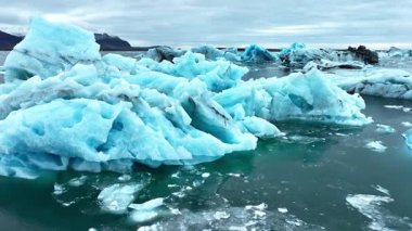 Buzul mavi buzun keskin buz sırtlarının, İzlanda 'nın buzul gölünün doğal manzarasının sinematik drone görüntüsü. Yüksek kalite 4k görüntü