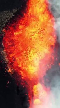 Dikey Ekran: 2023 'te volkan patlaması, İzlanda' da yerden kırmızı lav püskürmesi. Yeni aktif bir volkan oluşumu. Hava görüntüleri. Sosyal medya için çekim.