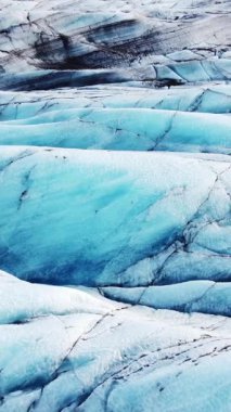 İzlanda 'daki Vatnajokull Buzulu. Saf mavi buz, kış manzaralı hava manzaralı 4k. Avrupa 'nın en büyük buzulu. Popüler turistik cazibe, eriyen buzullar. Sosyal medya için çekim.