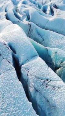 İzlanda 'daki Vatnajokull Buzulu. Saf mavi buz, kış manzaralı hava manzaralı 4k. Avrupa 'nın en büyük buzulu. Popüler turistik cazibe, eriyen buzullar. Sosyal medya için çekim.