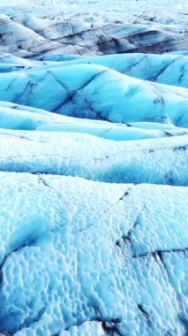 İzlanda 'daki Vatnajokull Buzulu. Saf mavi buz, kış manzaralı hava manzaralı 4k. Avrupa 'nın en büyük buzulu. Popüler turistik cazibe, eriyen buzullar. Sosyal medya için çekim.