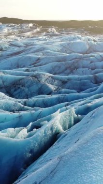 İzlanda 'daki Vatnajokull Buzulu. Saf mavi buz, kış manzaralı hava manzaralı 4k. Avrupa 'nın en büyük buzulu. Popüler turistik cazibe, eriyen buzullar. Sosyal medya için çekim.