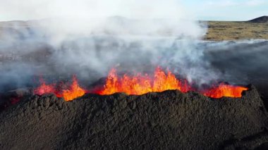 Volkan Patlaması, Kraterden Gelen Sıcak Kırmızı Lavlar, İnanılmaz Doğal Fenomen, İzlanda 'daki Olağanüstü Dramatik Sahne. 4k