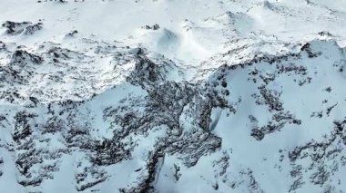 Dik tepeler buz ve karla kaplıdır ve vadiler bulutlar ve sisle örtülüdür. Yüksek kalite 4k görüntü