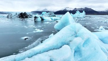İzlanda 'daki Jokulsarlon gölündeki eriyen buzulların buzdağları, Unesco Dünya Mirası' ndaki Arktik doğa buz örtüsü, Drone hava görüntüsü - İklim Değişikliği ve Küresel Isınma. Yüksek kalite 4k görüntü