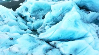 İzlanda 'daki Jokulsarlon gölündeki eriyen buzulların buzdağları, Unesco Dünya Mirası' ndaki Arktik doğa buz örtüsü, Drone hava görüntüsü - İklim Değişikliği ve Küresel Isınma. Yüksek kalite 4k görüntü