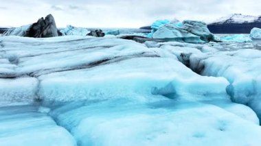 İzlanda 'daki Jokulsarlon gölündeki eriyen buzulların buzdağları, Unesco Dünya Mirası' ndaki Arktik doğa buz örtüsü, Drone hava görüntüsü - İklim Değişikliği ve Küresel Isınma. Yüksek kalite 4k görüntü