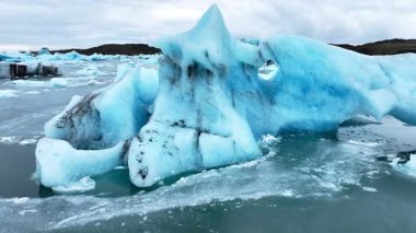 İzlanda 'daki Jokulsarlon gölündeki eriyen buzulların buzdağları, Unesco Dünya Mirası' ndaki Arktik doğa buz örtüsü, Drone hava görüntüsü - İklim Değişikliği ve Küresel Isınma. Yüksek kalite 4k görüntü